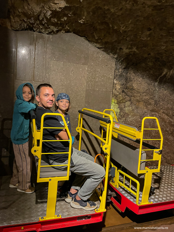 Cei mai dornici stau in fata 